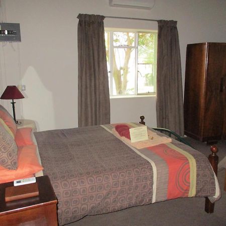 Van Rhyn Guest House Vanrhynsdorp Bagian luar foto