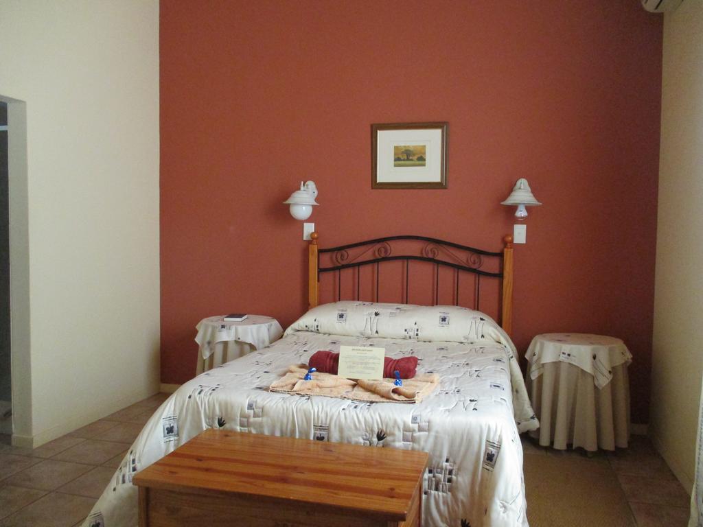 Van Rhyn Guest House Vanrhynsdorp Bagian luar foto