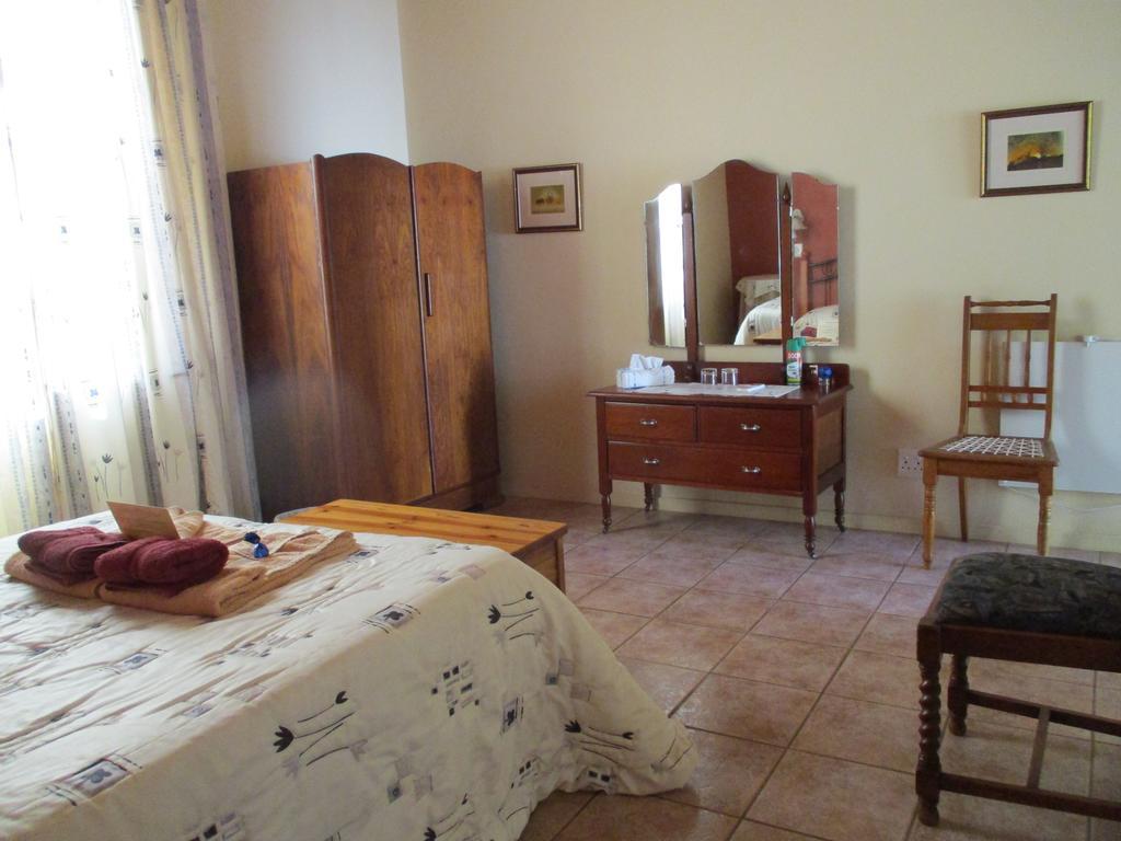 Van Rhyn Guest House Vanrhynsdorp Bagian luar foto