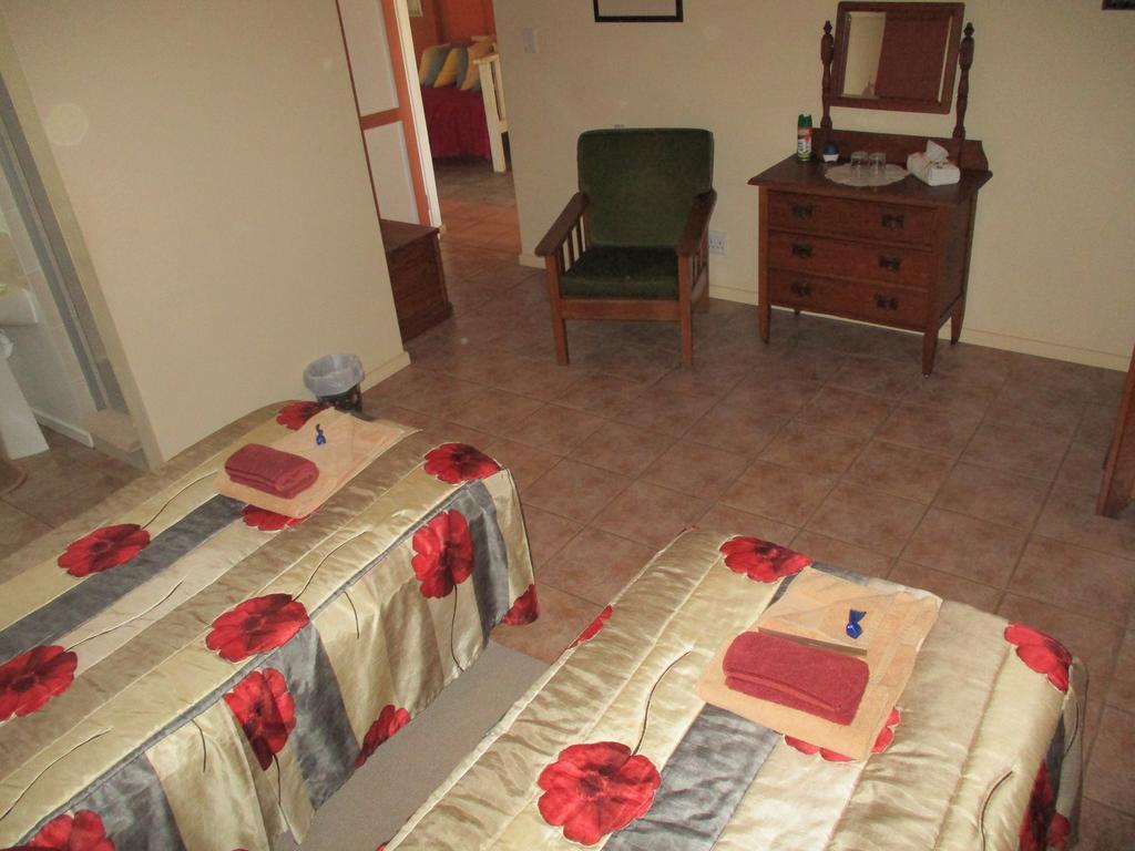 Van Rhyn Guest House Vanrhynsdorp Bagian luar foto