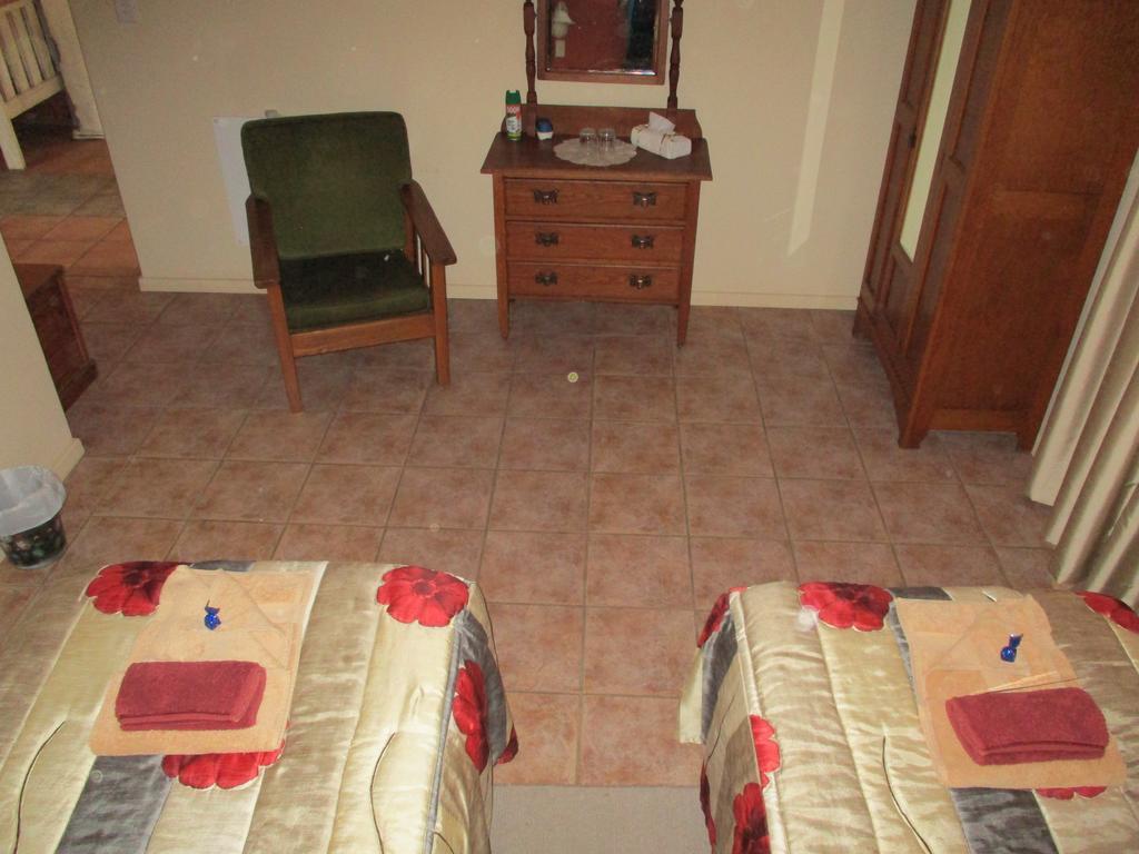 Van Rhyn Guest House Vanrhynsdorp Bagian luar foto