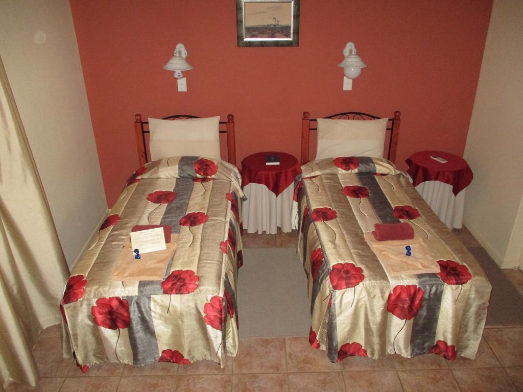 Van Rhyn Guest House Vanrhynsdorp Bagian luar foto