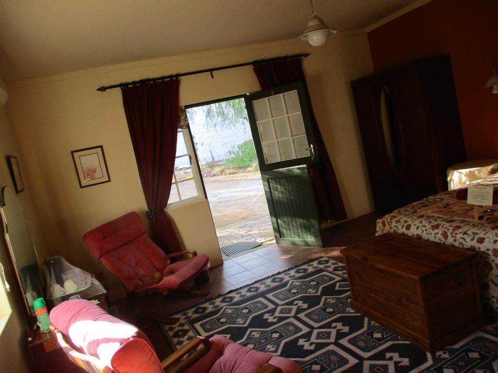 Van Rhyn Guest House Vanrhynsdorp Bagian luar foto