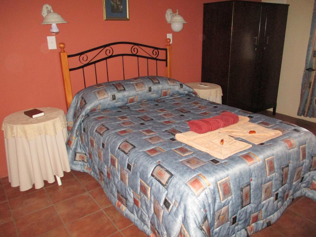 Van Rhyn Guest House Vanrhynsdorp Bagian luar foto