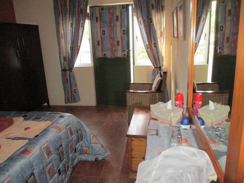 Van Rhyn Guest House Vanrhynsdorp Bagian luar foto