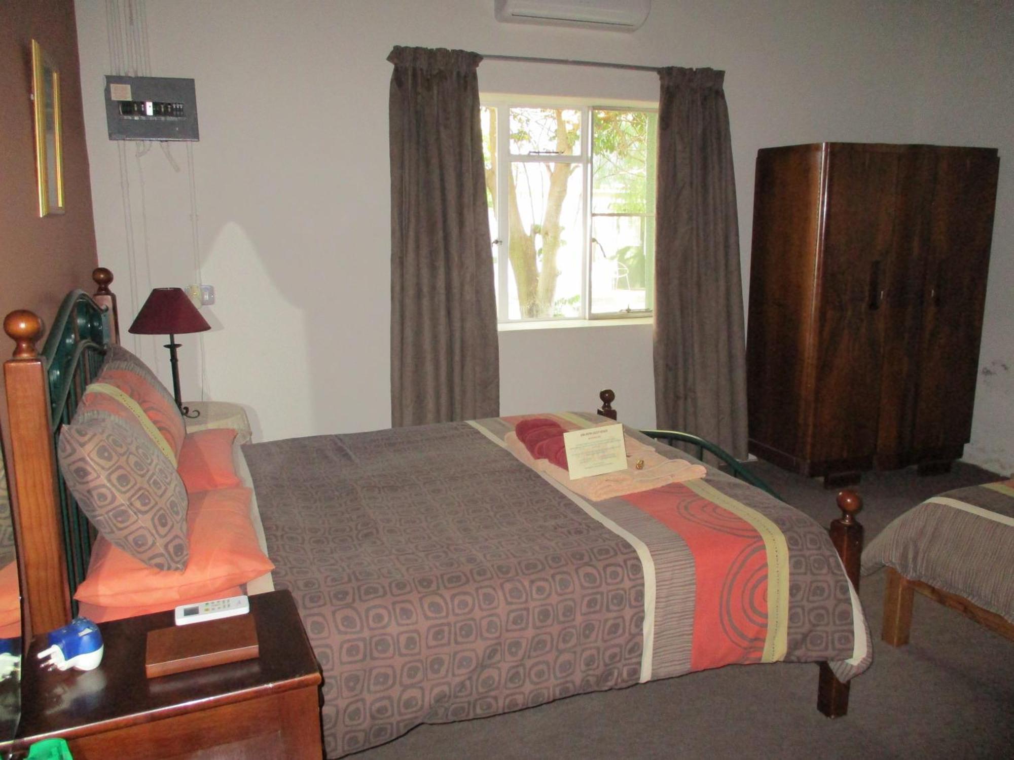 Van Rhyn Guest House Vanrhynsdorp Bagian luar foto