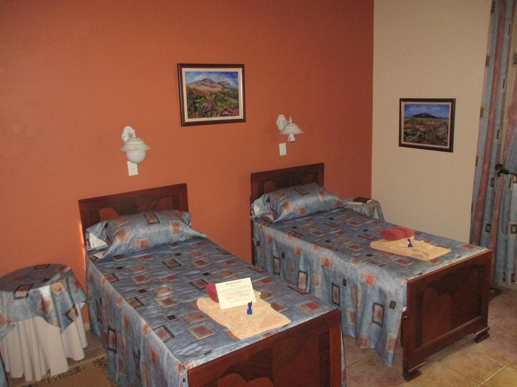 Van Rhyn Guest House Vanrhynsdorp Bagian luar foto