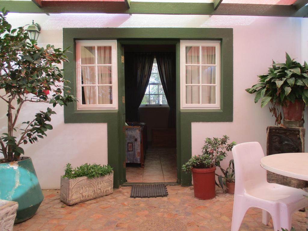 Van Rhyn Guest House Vanrhynsdorp Bagian luar foto