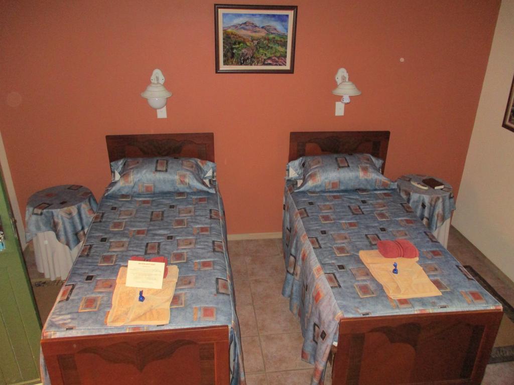 Van Rhyn Guest House Vanrhynsdorp Bagian luar foto