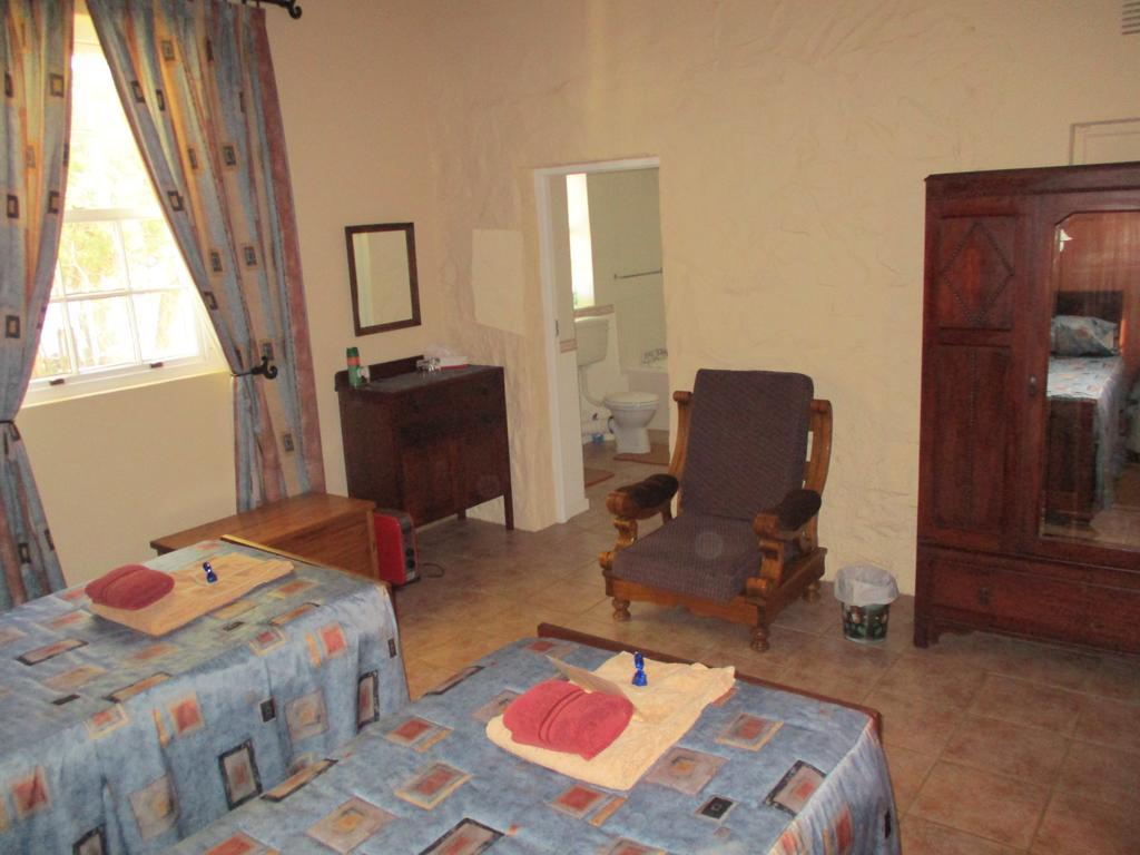 Van Rhyn Guest House Vanrhynsdorp Bagian luar foto