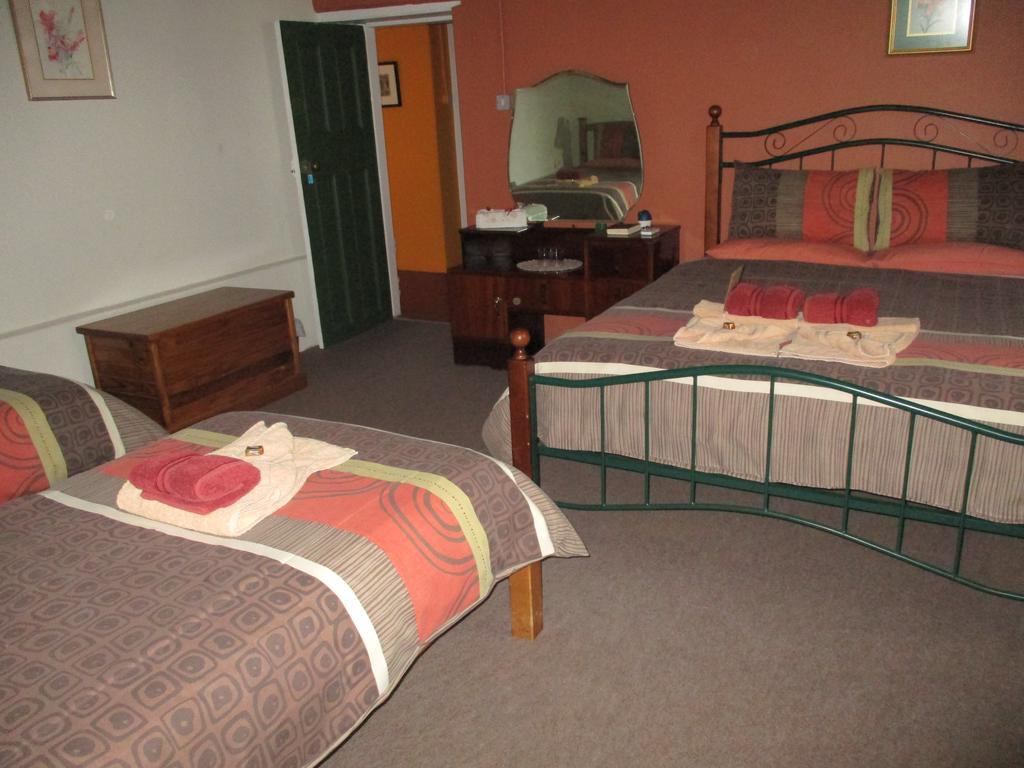 Van Rhyn Guest House Vanrhynsdorp Bagian luar foto