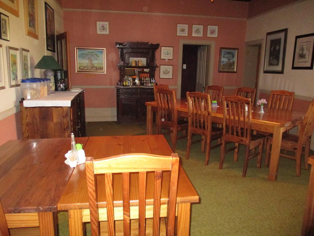 Van Rhyn Guest House Vanrhynsdorp Bagian luar foto