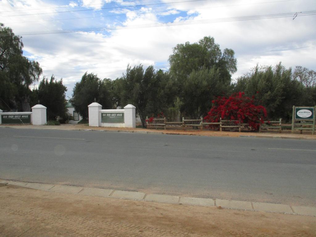 Van Rhyn Guest House Vanrhynsdorp Bagian luar foto