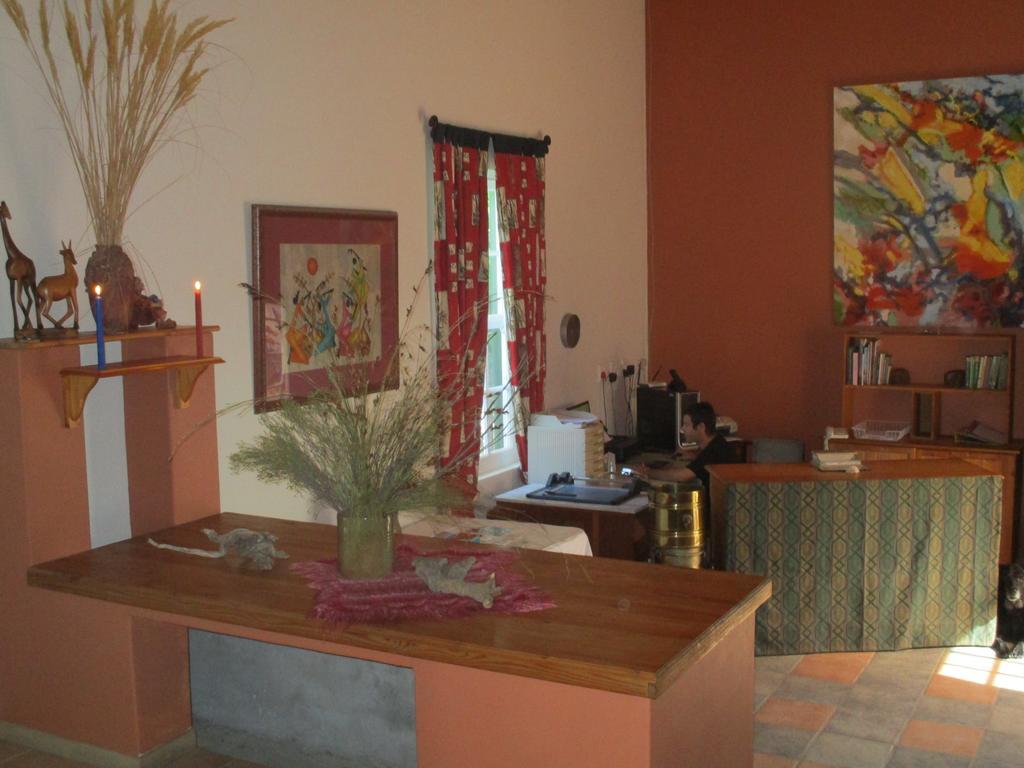 Van Rhyn Guest House Vanrhynsdorp Bagian luar foto