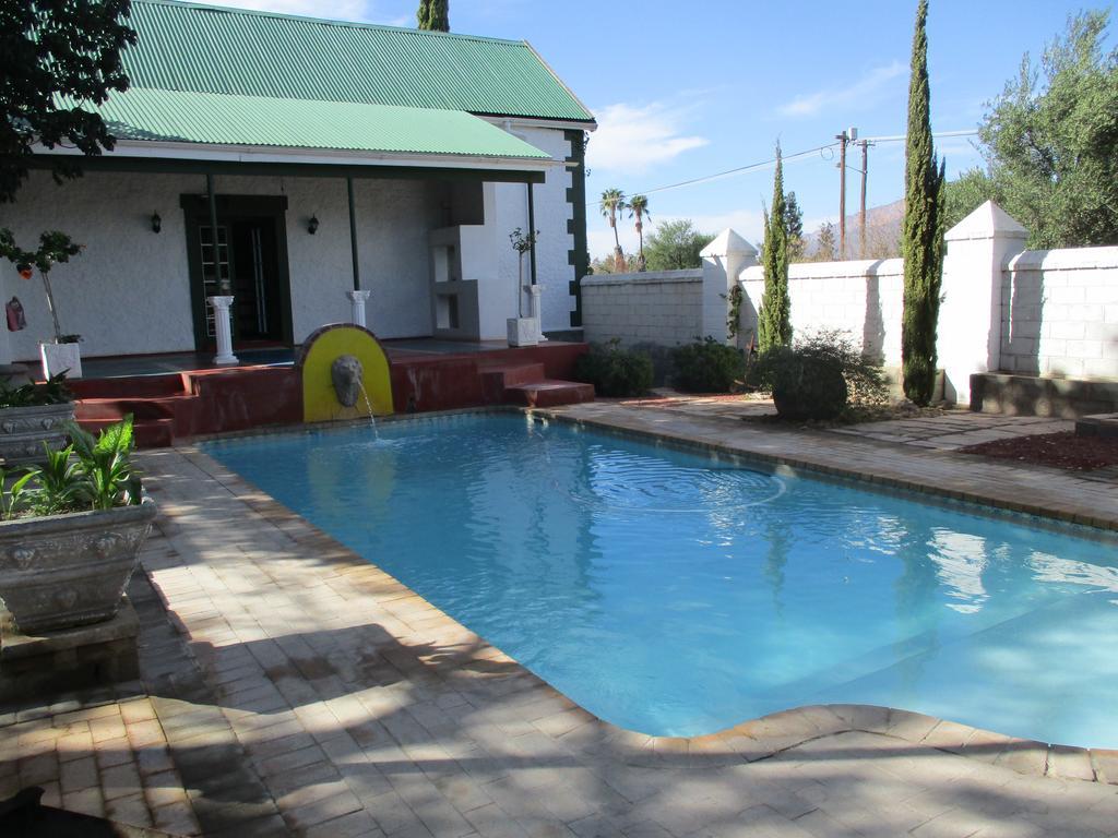 Van Rhyn Guest House Vanrhynsdorp Bagian luar foto