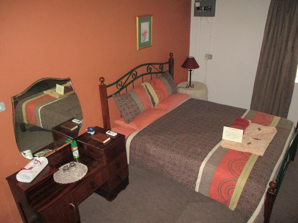 Van Rhyn Guest House Vanrhynsdorp Bagian luar foto