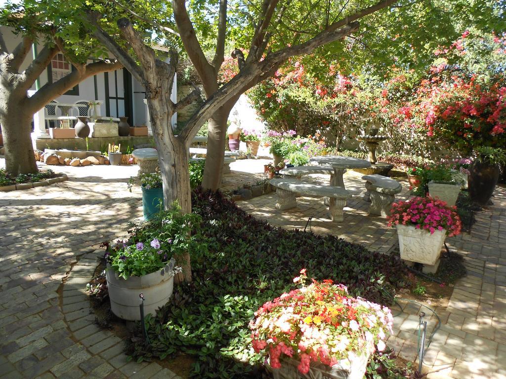 Van Rhyn Guest House Vanrhynsdorp Bagian luar foto