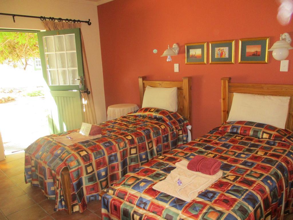 Van Rhyn Guest House Vanrhynsdorp Bagian luar foto