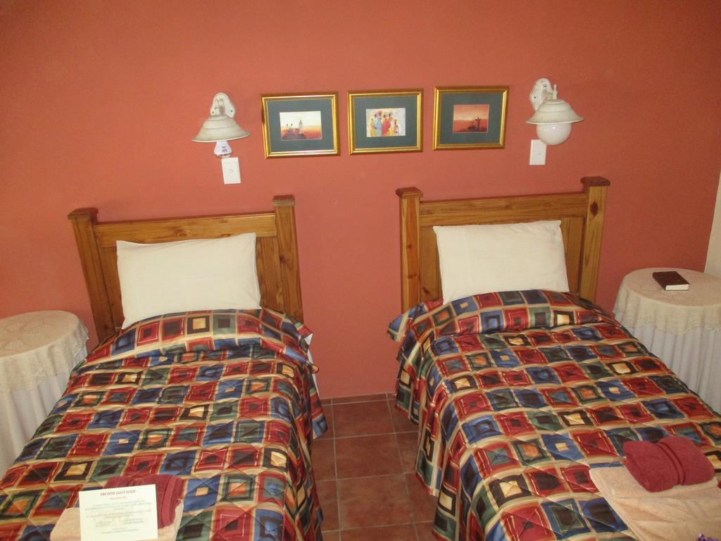 Van Rhyn Guest House Vanrhynsdorp Bagian luar foto