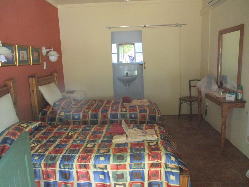 Van Rhyn Guest House Vanrhynsdorp Bagian luar foto